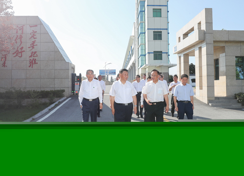 8月18日至21日，中共中央总书记、国家主席、中央军委主席习近平在安徽省考察。这是18日下午，习近平在阜阳市阜南县王家坝闸考察，了解安徽省防汛工作及王家坝开闸分洪情况。