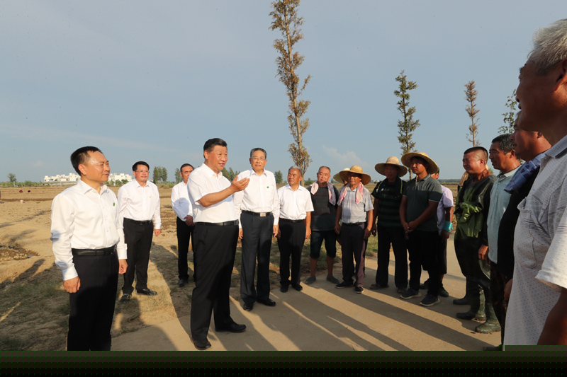 8月18日至21日，中共中央总书记、国家主席、中央军委主席习近平在安徽省考察。这是18日下午，习近平在阜阳市阜南县蒙洼蓄洪区，同正在劳作的乡亲们亲切交流。